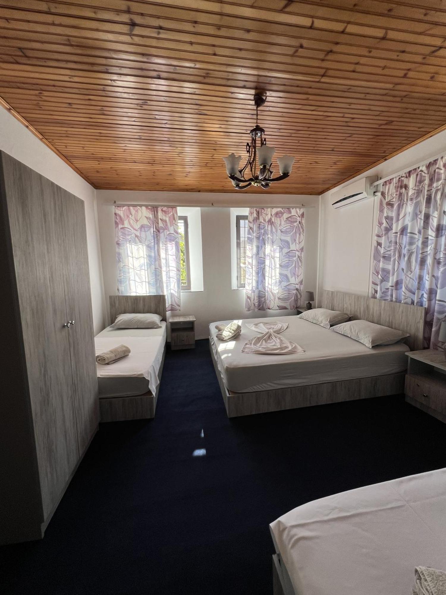 Onetwosleep Guesthouse Shkoder Bagian luar foto
