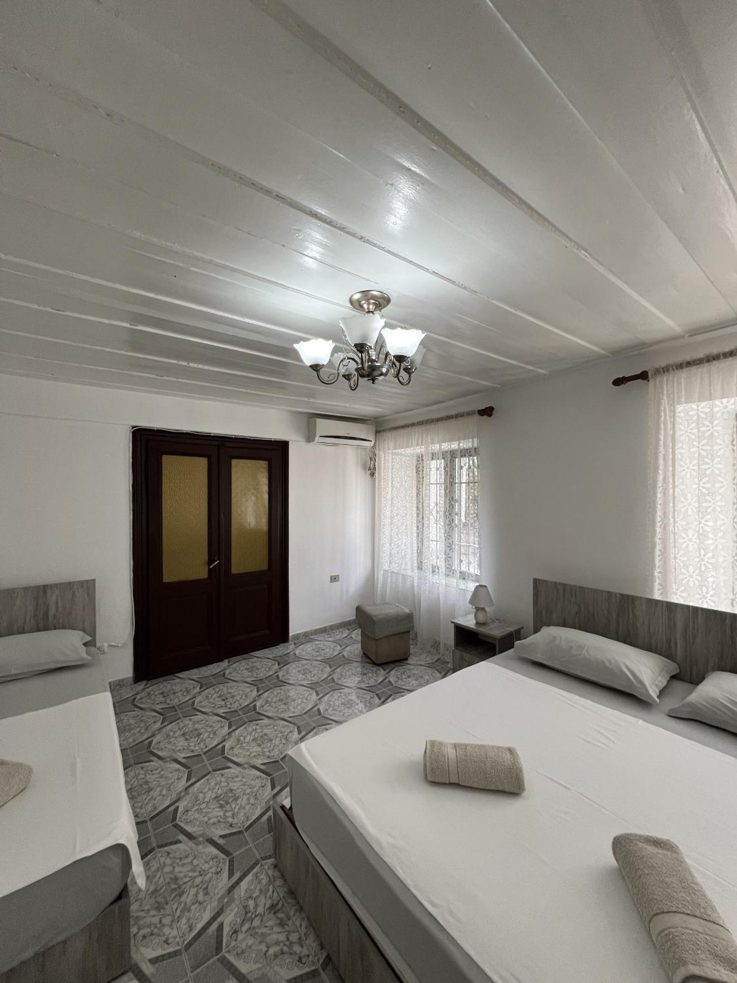 Onetwosleep Guesthouse Shkoder Bagian luar foto