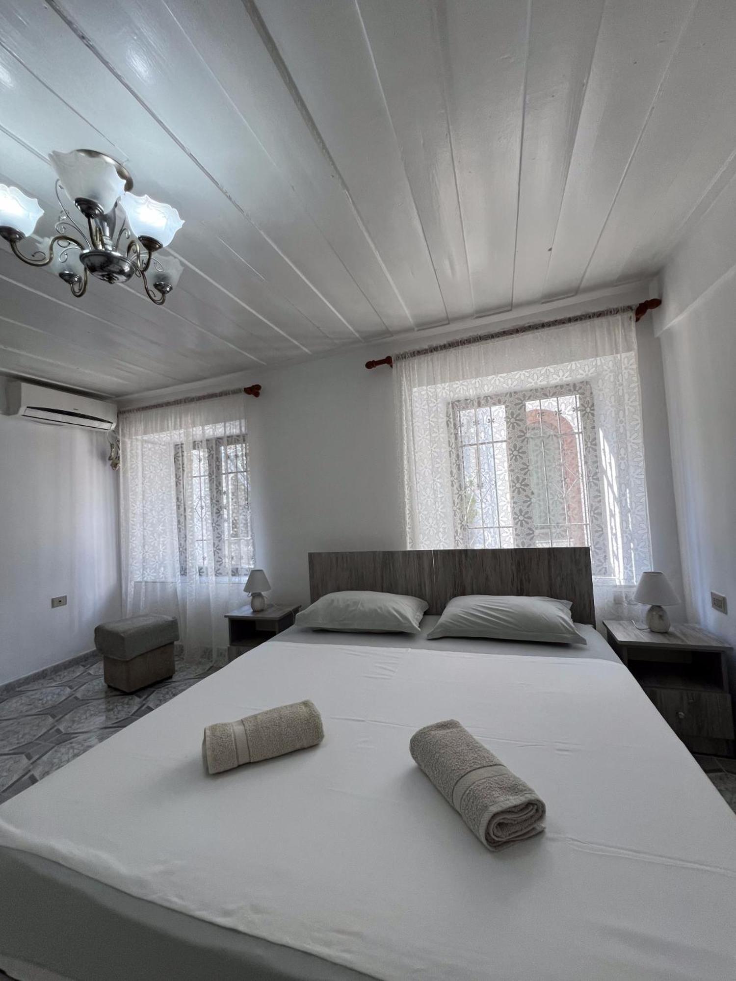 Onetwosleep Guesthouse Shkoder Bagian luar foto